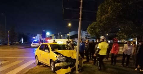 Kocaeli’de hafif ticari araç ile taksi çarpıştı: 2 yaralı