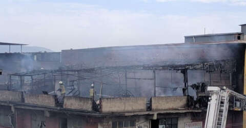 Polyester üretilen iş yerinde korkutan yangın: 4 kişi dumandan etkilendi