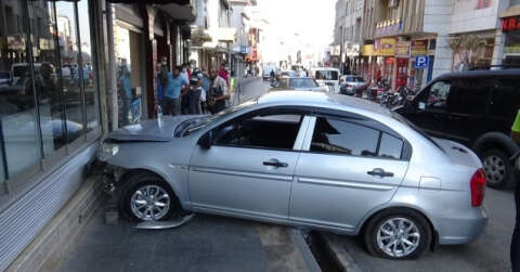 Sürücü direksiyon başında kalk krizi geçirince araç pastane duvarına çarptı