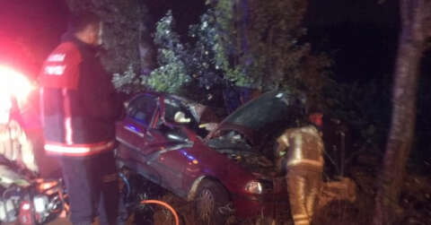 Bursa'da virajı alamayan otomobil ağaca çarptı: 1’i ağır 2 yaralı