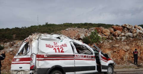 Bilecik’te hastaya giden ambulans kaza yaptı: 2 yaralı
