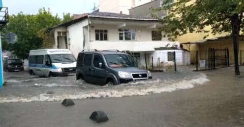 İstanbul’da yoğun yağış etkili oldu, yollar göle döndü