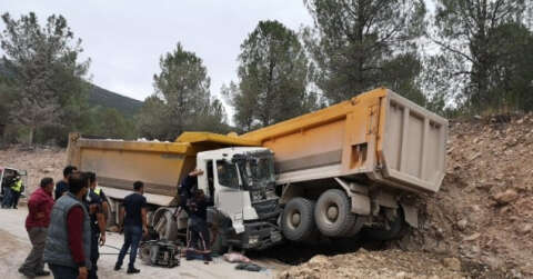 Manisa’da iki kamyon çarpıştı: 2 yaralı
