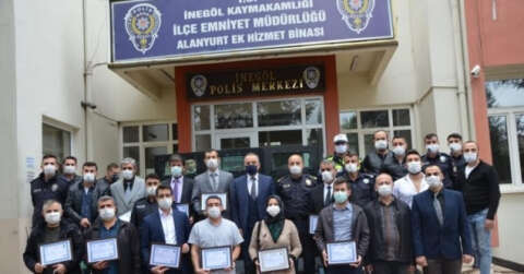 Bursa'da DEAŞ’lı bombacıyı yakalayan 23 polis memuruna başarı belgesi verildi