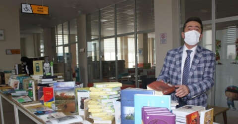 İran konsolosu Halk Kütüphanesi’ne bin kitap bağışladı