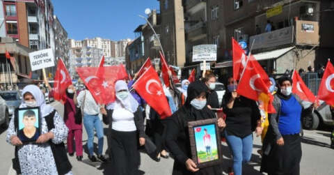Acılı annelerin "Kahrolsun PKK" sloganları HDP binasında yankılandı