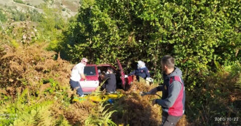 Türkeli’de otomobil şarampole yuvarlandı: 4 yaralı