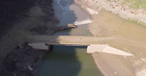 Barajın suyu azalınca 21 yıldır su altındaki köprüler gün yüzüne çıktı