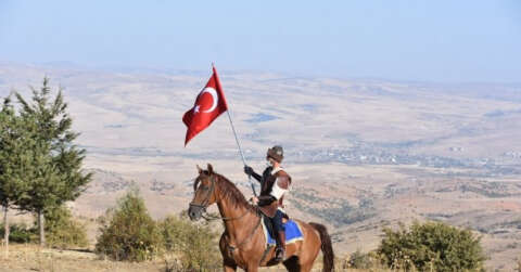 Alp kıyafetli Türk bayraklı atlılar Dinek Dağı zirvesinde