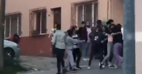Bursa’da liseli kızların erkek kavgası kamerada