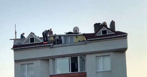 (Özel) Arnavutköy’de tehlikeli çatı tamiri