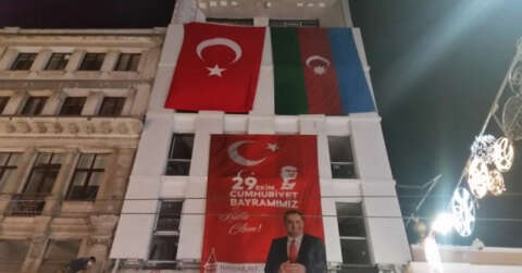 Taksim’de 29 Ekim Cumhuriyet Bayramı öncesi Türk ve Azerbaycan bayrakları asıldı