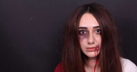 Yaptıkları makyaj ile şiddet gören kadınların seslerini duyurmaya çalışıyorlar