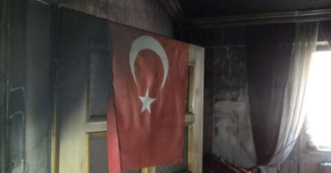 Bir kişinin öldüğü yangında duvarda asılı bulunan Türk bayrağı zarar görmedi
