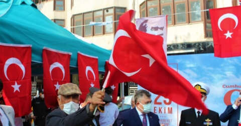 Kocaeli dağıtılan 97 bin Türk bayrağı ile sokaklar kırmızı beyaza büründü