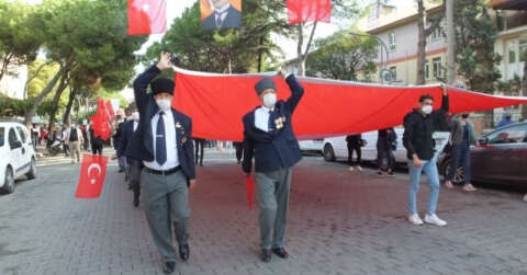 Burhaniye’de Cumhuriyet Bayramı’na öğretmen veli bandosu damgasını vurdu