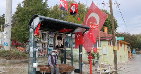 Cumhuriyetin 97’nci yılını Atatürk posterleriyle süslediği durakta kutladı