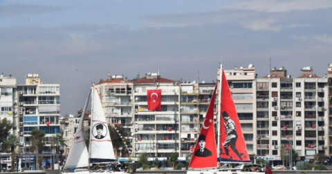 İzmir Körfezi’ndeki teknelerden Cumhuriyet selamı
