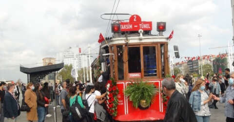 Taksim’in simgelerinden nostaljik tramvay Cumhuriyet Bayramı için süslendi
