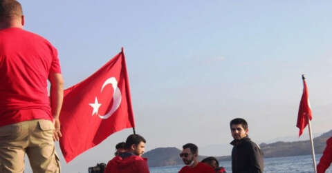 Yunan adalarına karşı dev Türk bayrağı astılar