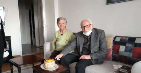 87 yaşındaki öğretmene, öğrencilerinden doğum günü kutlaması