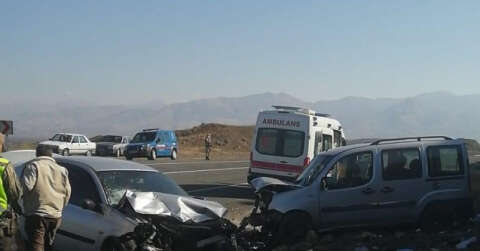 Elazığ’da araçlar kafa kafaya çarpıştı: 1 çocuk öldü, 7 kişi yaralandı
