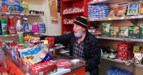 (Özel) İstanbul’da yaşlı adama markette ekmek bıçağıyla gasp girişimi