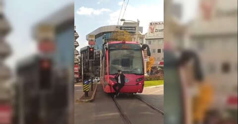 Bursa’da tramvay arkasında tehlikeli yolculuk