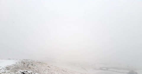 Kop Dağı geçidinde kar ve sis etkili oluyor