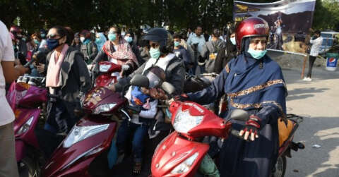 Pakistan’da motosikletçi kadınlardan konvoy