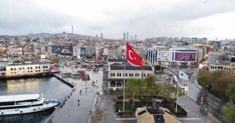 Sokak kısıtlaması sonrası sessizliğe bürünen Üsküdar ve Kadıköy Meydanı havadan görüntülendi
