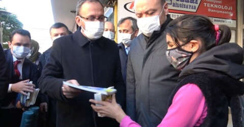 Bakan Kasapoğlu vatandaşlara kitap dağıttı