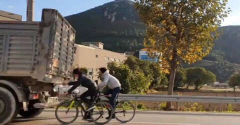 Bursa’da bisikletli gençlerin tehlikeli yolculuğu