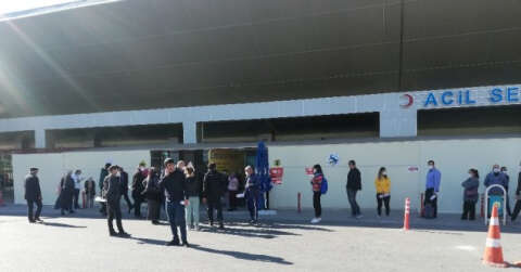 Adana’da korona virüs testi için hastanelerin önünde kuyruk oluştu