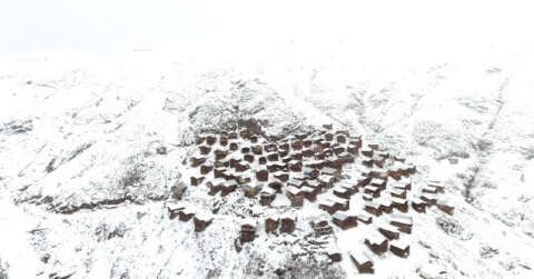 Ahşap evleri ile ünlü yaylanın kar manzarası havandan görüntülendi