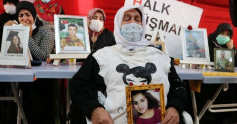 Kızının tişörtünü alıp HDP önündeki evlat nöbetine katıldı