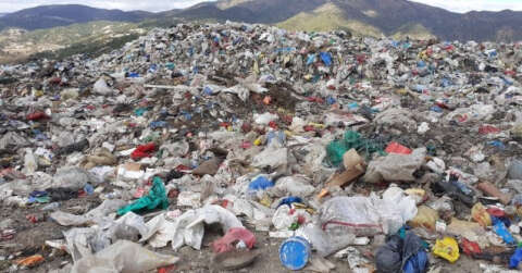 Köylüler ormanlık alana dökülen çöplerden şikayetçi