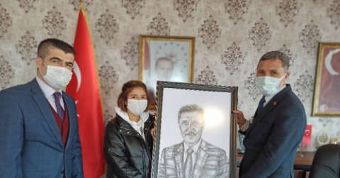 Başkan Kaya’ya kendi portresi hediye edildi