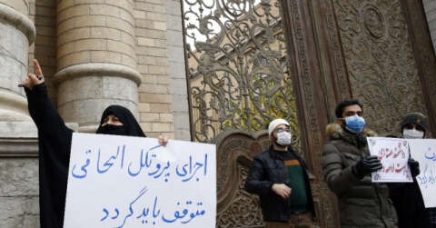 İran’da Dışişleri Bakanlığı önünde Mahabadi suikastı protestosu