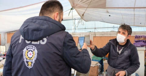 Sultanbeyli’deki pazar yerleri koronavirüs tedbirleri kapsamında düzenli olarak denetleniyor