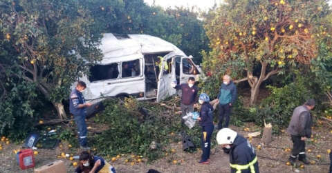 Tarım işçilerini taşıyan servis aracı kaza yaptı: 9 yaralı