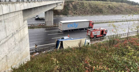 Kuzey Marmara Otoyolu’nda kamyon devrildi: 1 yaralı