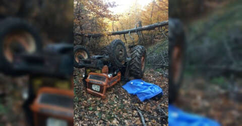 Odun taşıdığı sırada devrilen traktörün altında kalarak hayatını kaybetti