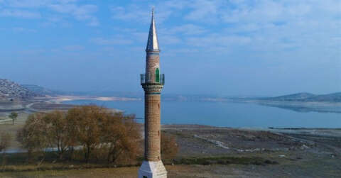 Porsuk Barajı’nda su seviyesi düştü, eski minare tamamen gün yüzüne çıktı