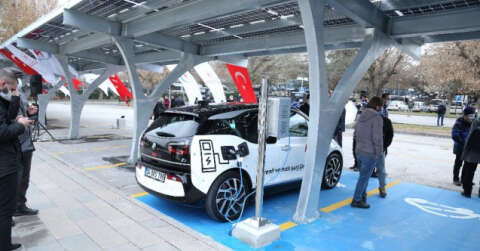 Bakan Dönmez: "İnşallah yerli otomobilimizi yollarımızda görmeye başladığımızda yerli şarj ünitelerimiz olacak"