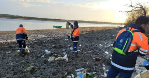 İstanbul’un barajlarında sular çekildi, torba torba çöpler ortaya çıktı
