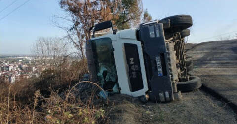 Samsun’da taş yüklü kamyon uçurumun kenarına devrildi: 1 yaralı