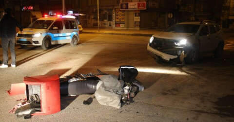 İki araç kaza yaptı, biri savrulup motosikletli kuryeye  çaptı