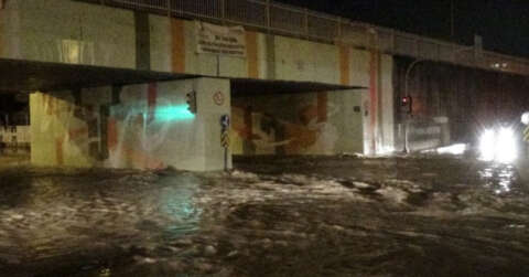 İzmir’i sağanak vurdu: Araçlar sürüklendi, birçok evi su bastı