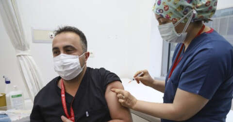 Ankara’da sağlık çalışanlarına ilk Covid-19 aşısı uygulandı